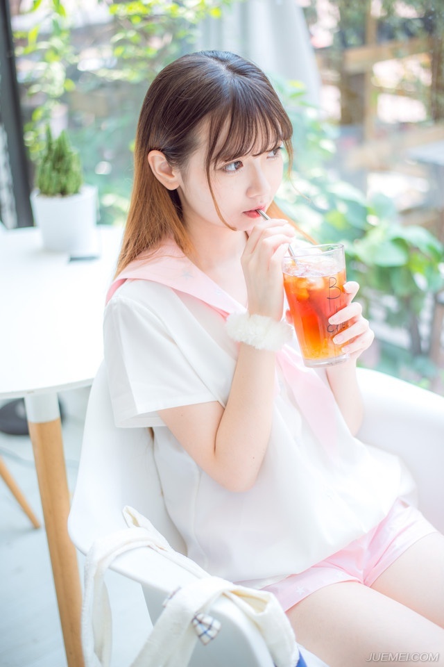 “我……”小乔闻言一颤，茫然的看了吕布一眼，又看了看一眼焦急的姐姐，摸了摸自己的肚子，苦涩的摇摇头：“妾身是夫君的女人，自然不会。”